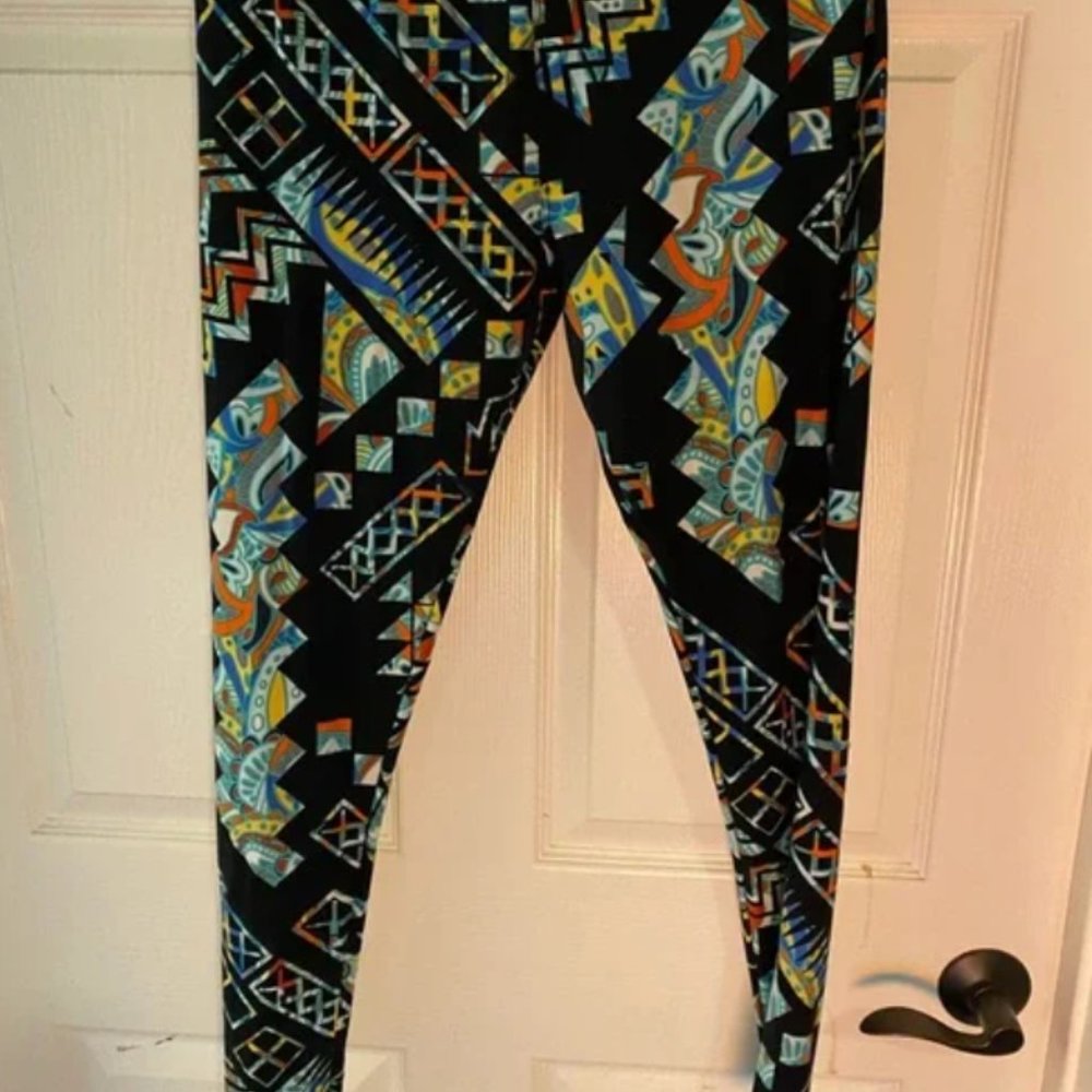 3 pairs of LuLaRoe leggings all One Size (OS) & 1 LuLaRoe Shirt with sleeves 2XL - Picture 4 of 4